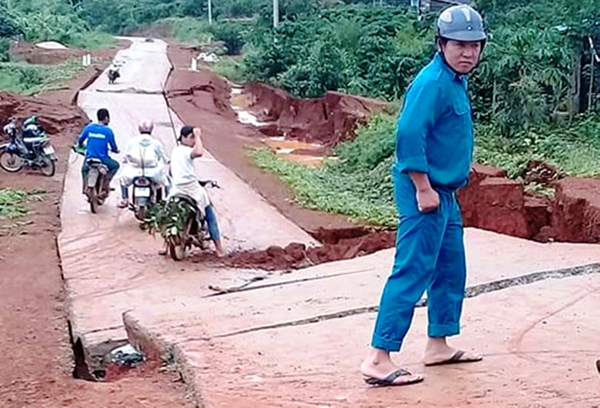 Đường bê tông 80 tỉ đồng sụt lún, nứt toác sau mưa