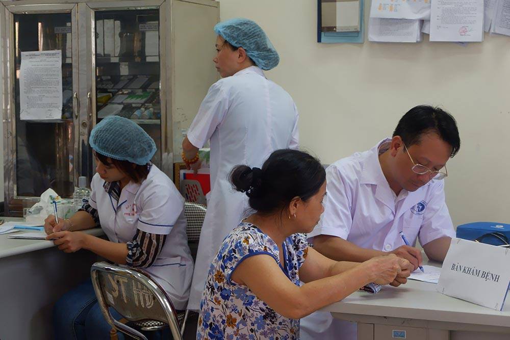 Hàng trăm người dân đồng loạt đi khám sức khoẻ sau vụ cháy nhà máy Rạng Đông - Ảnh 4.