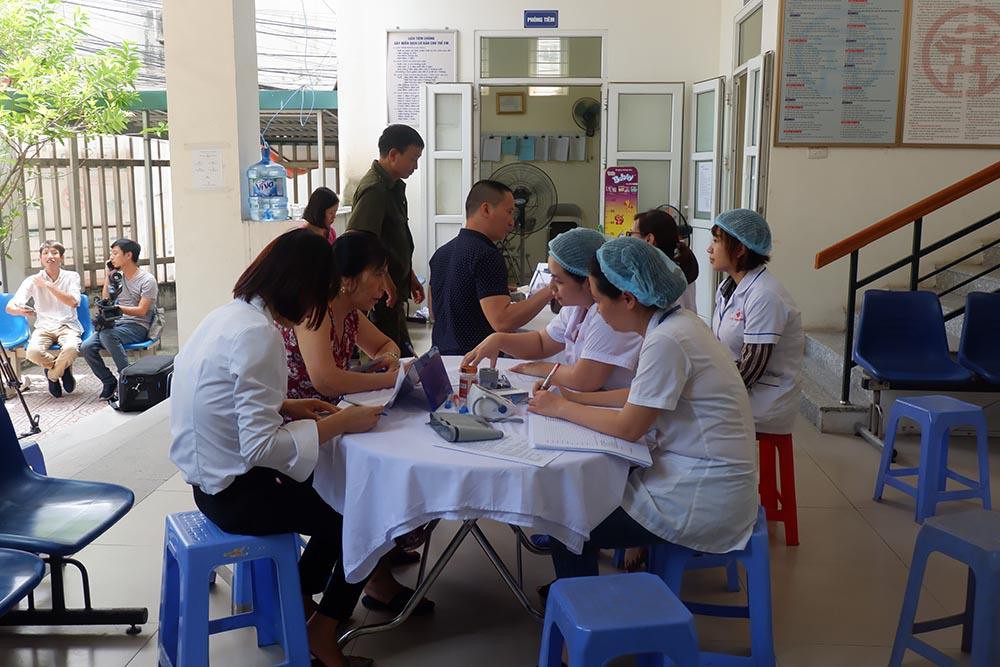Hàng trăm người dân đồng loạt đi khám sức khoẻ sau vụ cháy nhà máy Rạng Đông