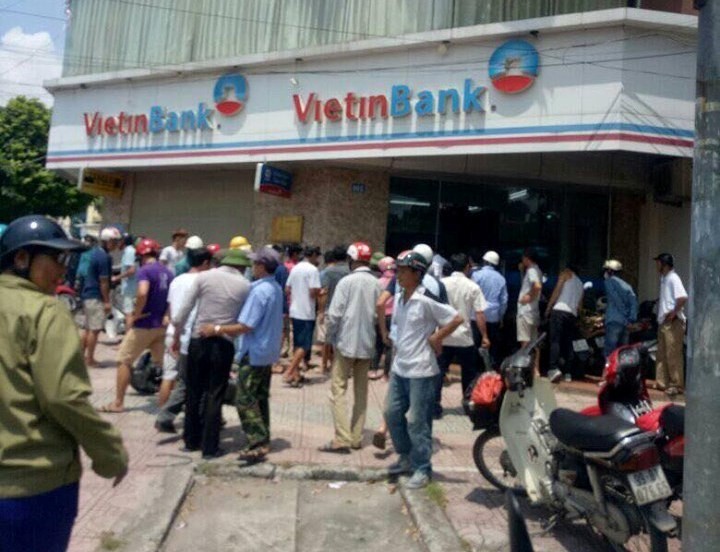 Mang "súng" xông vào cướp phòng giao dịch ngân hàng VietinBank