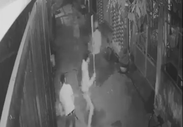 2 anh em bị truy sát bằng dao và côn ba khúc
