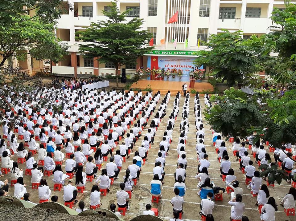 M&agrave;n nhảy cha cha cha trong ng&agrave;y khai giảng của gần 1.000 c&ocirc; tr&ograve; g&acirc;y b&atilde;o mạng - Ảnh 1.