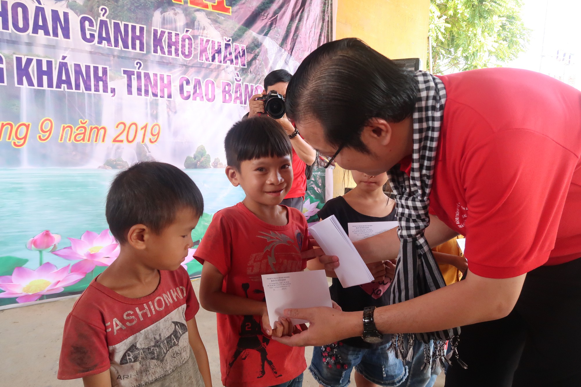 Đoàn cán bộ TP HCM dâng hoa, dâng hương đền thờ Chủ tịch Hồ Chí Minh tại Khu Di tích lịch sử Pác Bó