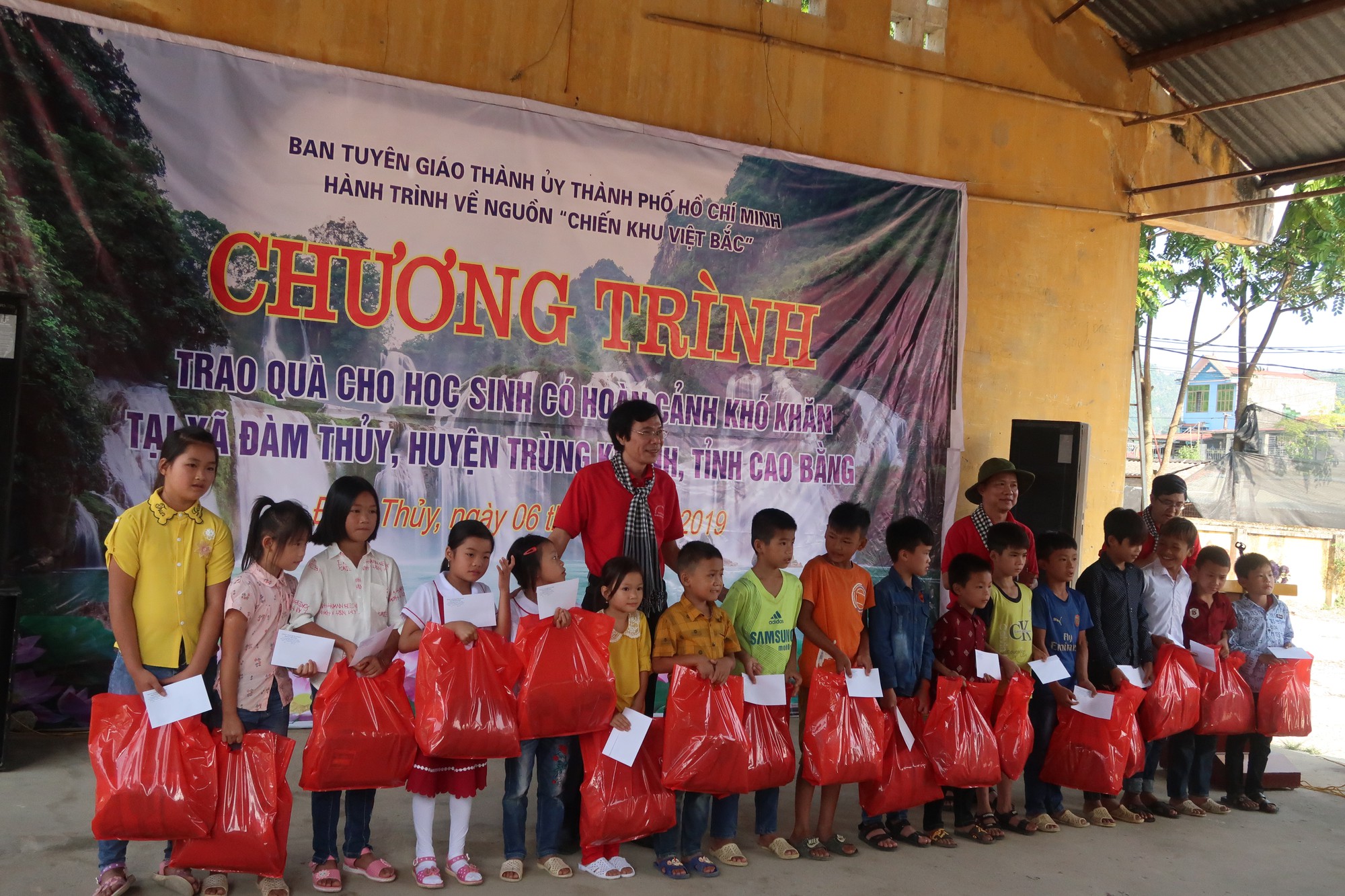 Đo&agrave;n c&aacute;n bộ TP HCM d&acirc;ng hoa, d&acirc;ng hương đền thờ Chủ tịch Hồ Ch&iacute; Minh tại Khu Di t&iacute;ch lịch sử P&aacute;c B&oacute; - Ảnh 7.