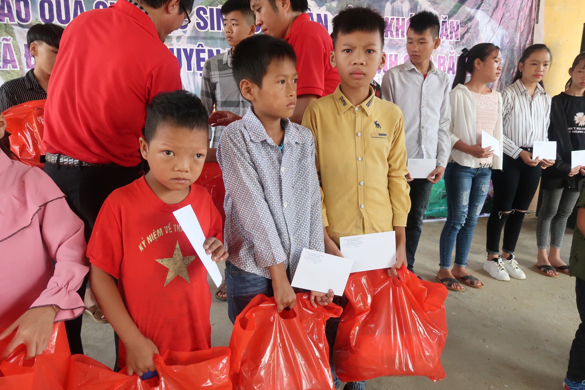 Đo&agrave;n c&aacute;n bộ TP HCM d&acirc;ng hoa, d&acirc;ng hương đền thờ Chủ tịch Hồ Ch&iacute; Minh tại Khu Di t&iacute;ch lịch sử P&aacute;c B&oacute; - Ảnh 6.