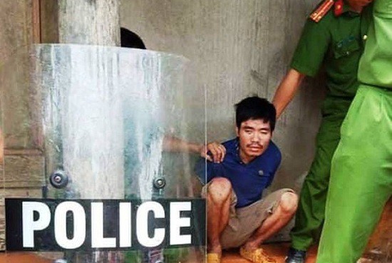 Khởi tố nam thanh niên đuổi chém em trai, sát hại mẹ đẻ