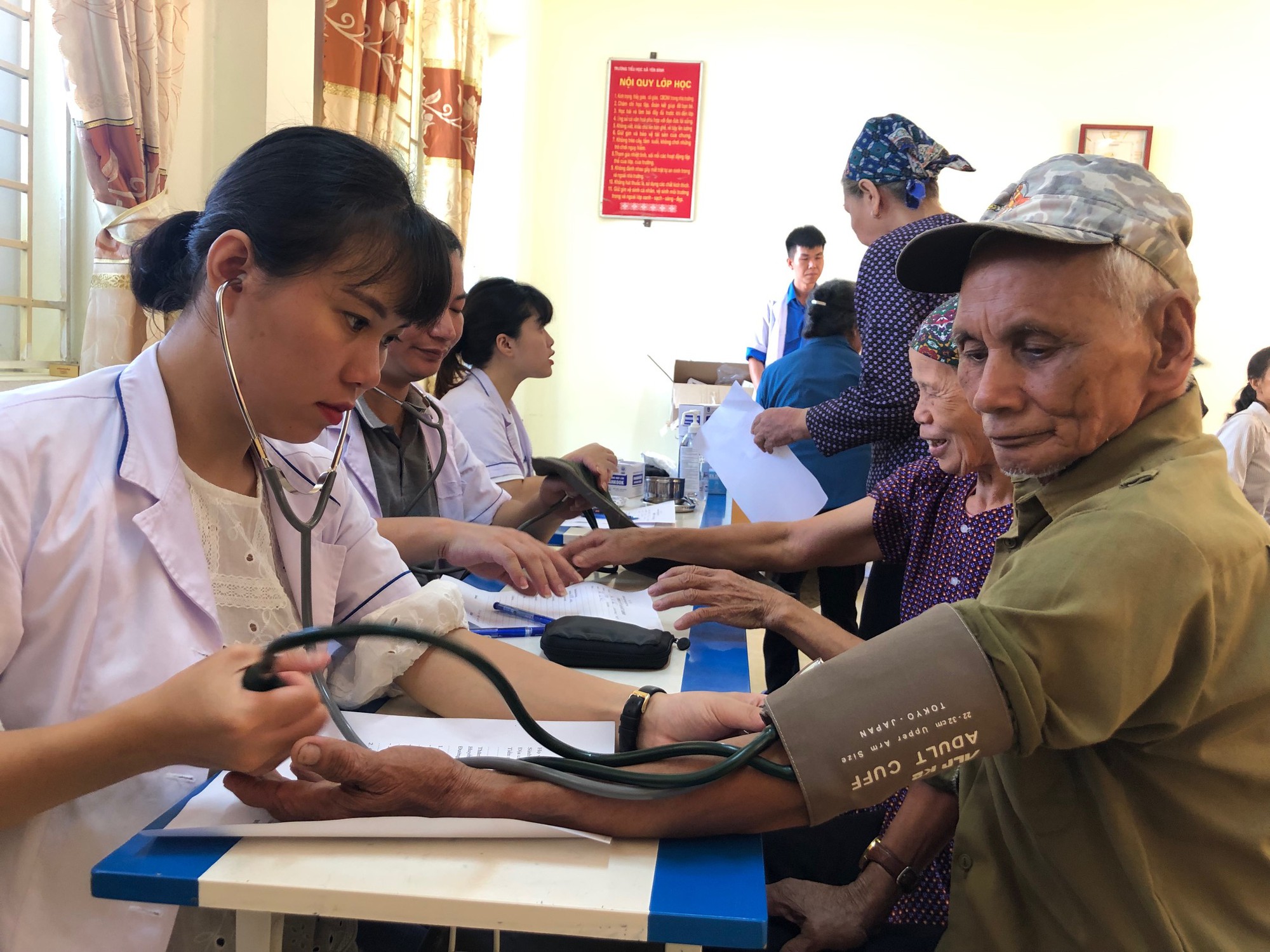 Kh&aacute;m tuyến gi&aacute;p, nhiều bệnh nh&acirc;n phải hạ huyết &aacute;p khẩn cấp - Ảnh 1.