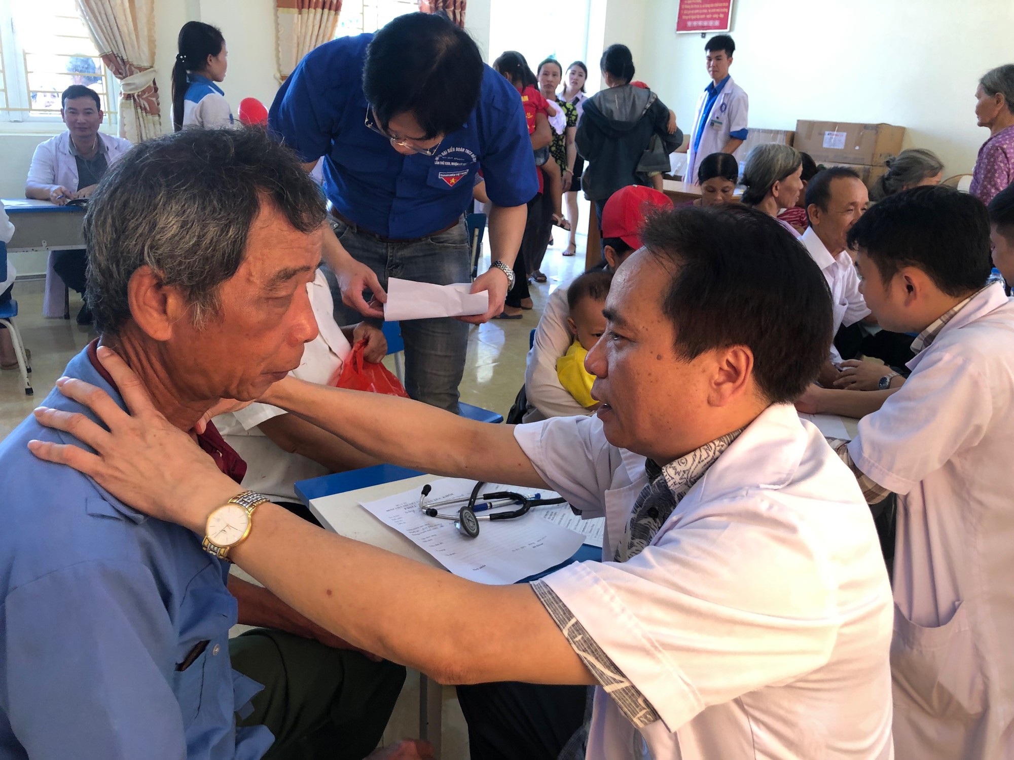 Kh&aacute;m tuyến gi&aacute;p, nhiều bệnh nh&acirc;n phải hạ huyết &aacute;p khẩn cấp - Ảnh 2.