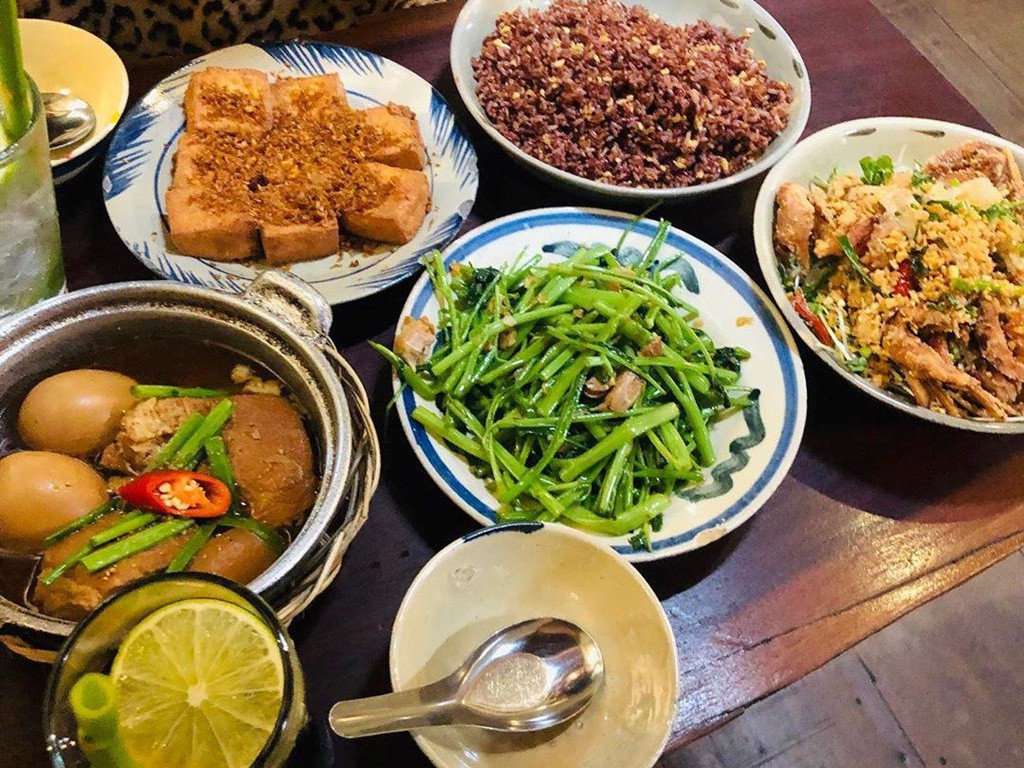 Bữa trưa ngon miệng tại 4 nhà hàng có không gian mát mẻ ở TP HCM