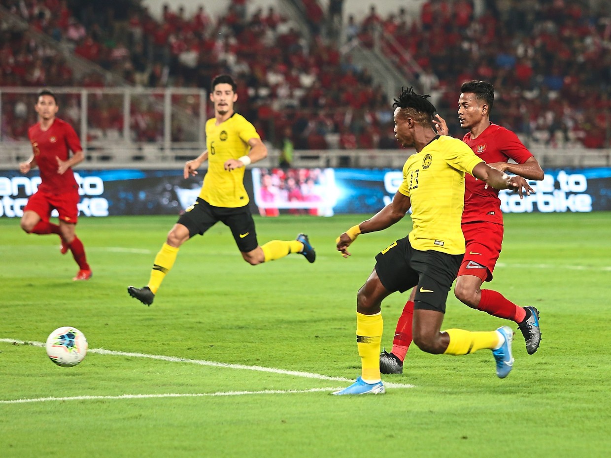 CĐV Indonesia l&agrave;m loạn, Bộ trưởng Malaysia dọa kiện l&ecirc;n FIFA - Ảnh 3.