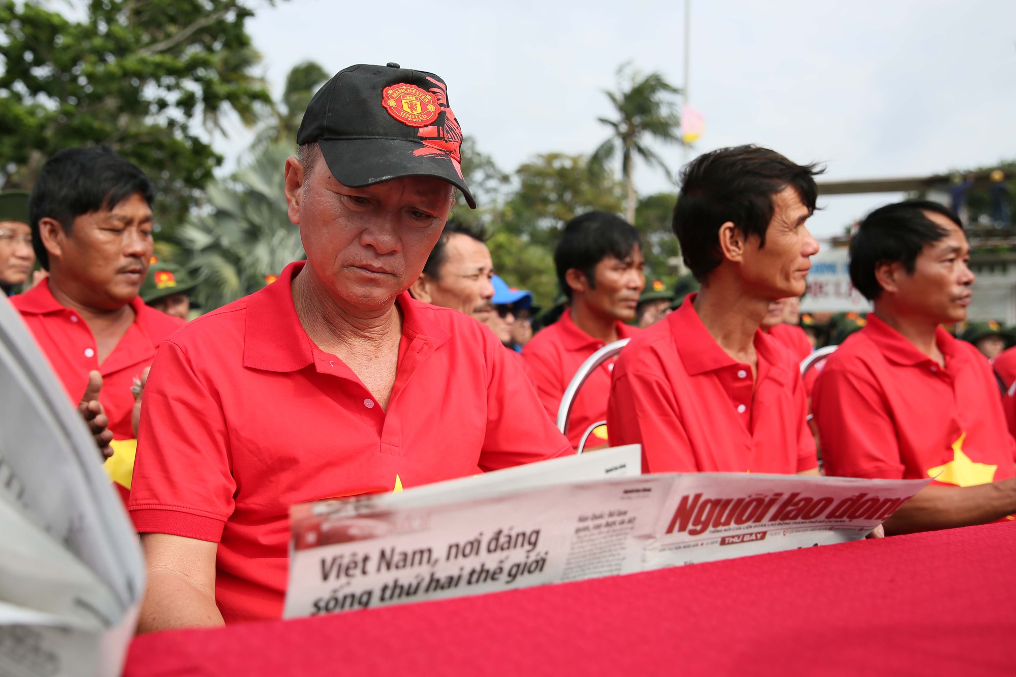 Cờ Tổ quốc đến tay ngư dân Côn Đảo - Ảnh 2.