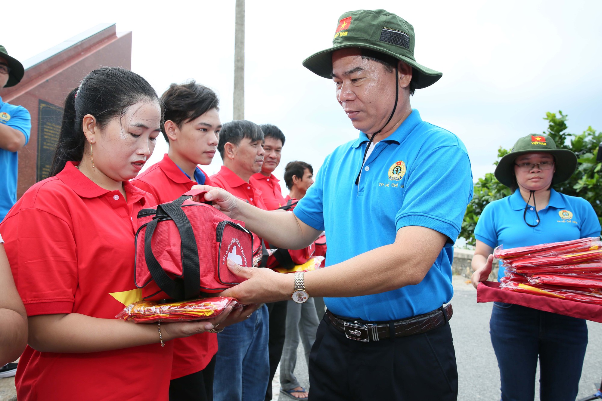 Cờ Tổ quốc đến tay ngư dân Côn Đảo - Ảnh 8.
