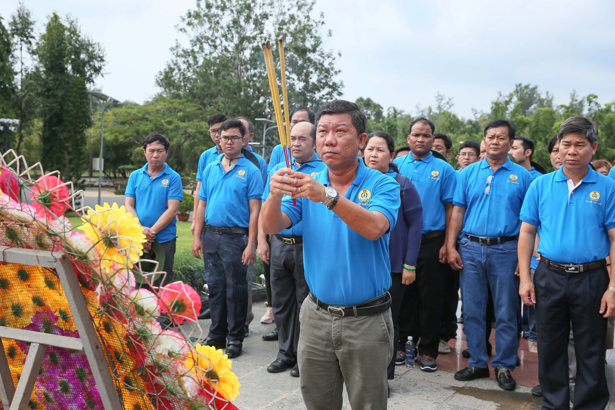 LĐLĐ TP HCM dâng hương Đài tưởng niệm Nghĩa trang Hàng Dương - Ảnh 2.