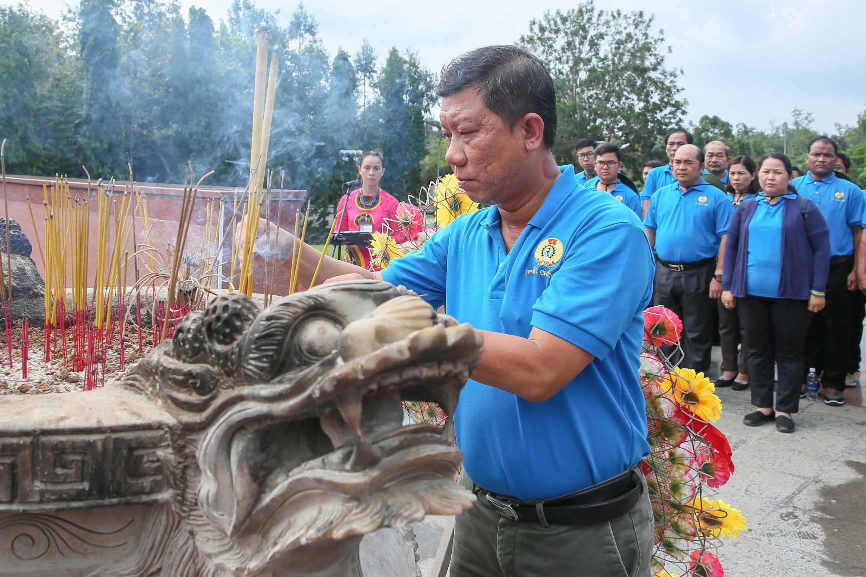 LĐLĐ TP HCM  dâng hương Đài tưởng niệm Nghĩa trang Hàng Dương