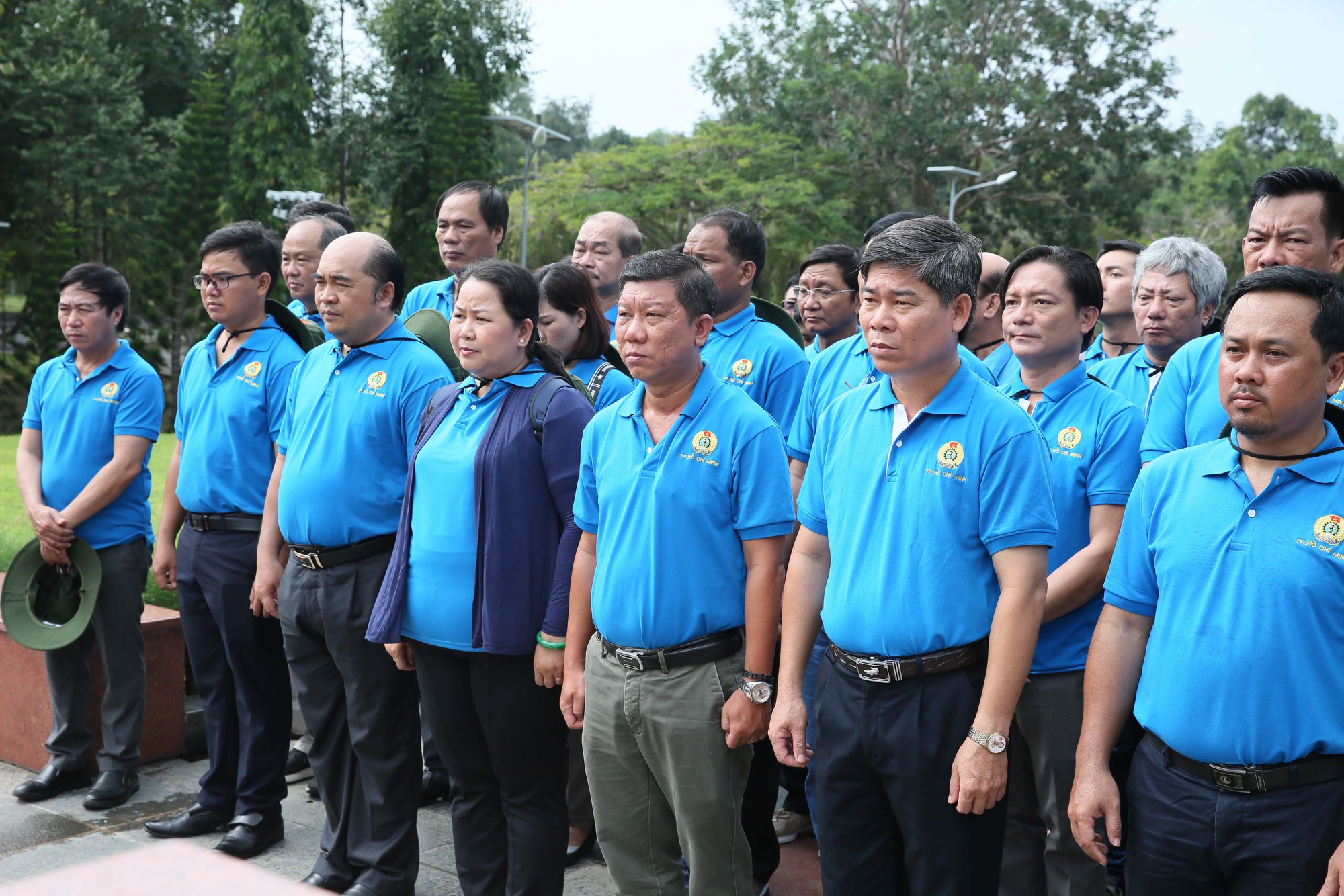 LĐLĐ TP HCM dâng hương Đài tưởng niệm Nghĩa trang Hàng Dương - Ảnh 1.