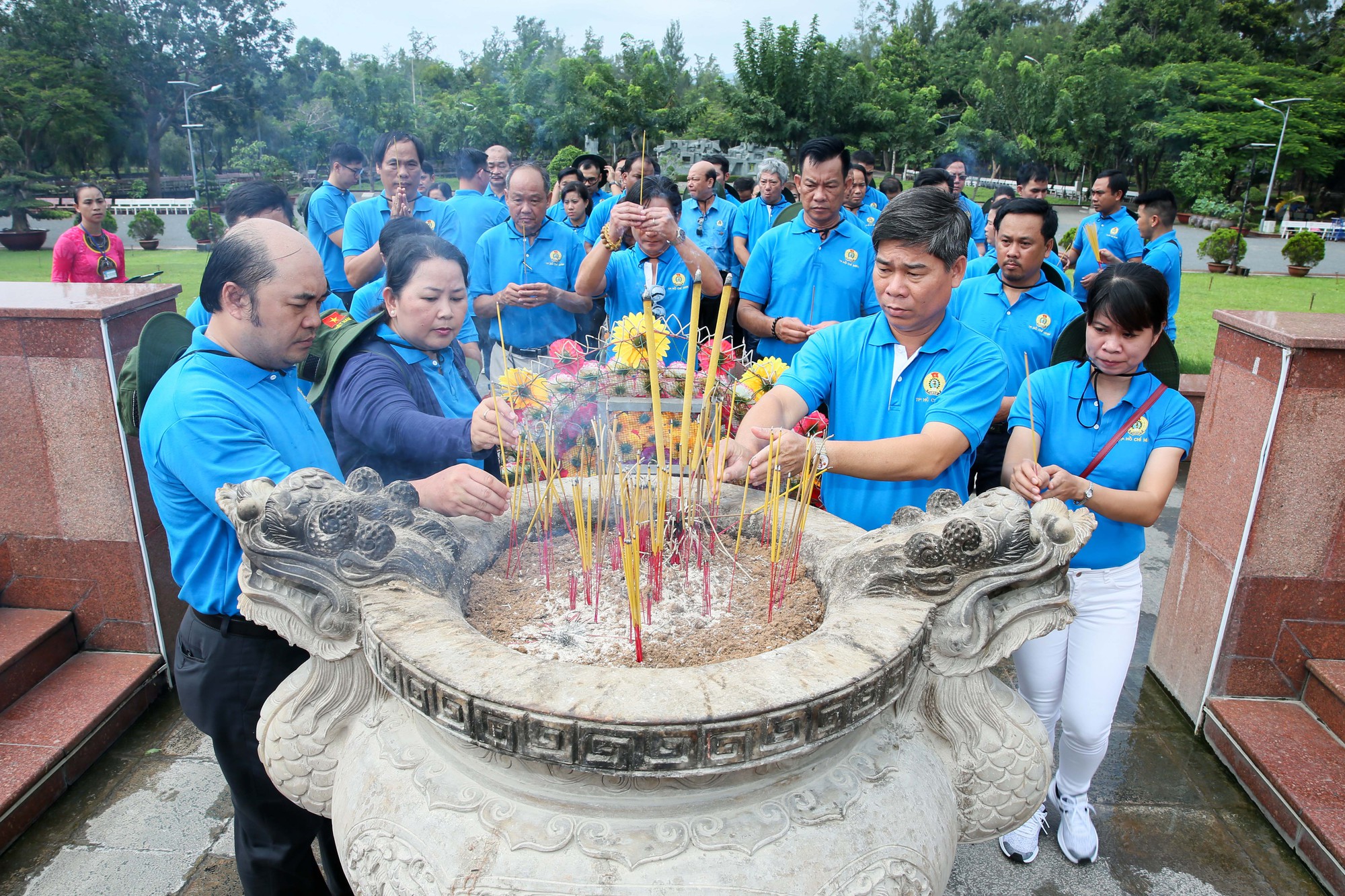 LĐLĐ TP HCM dâng hương Đài tưởng niệm Nghĩa trang Hàng Dương - Ảnh 3.