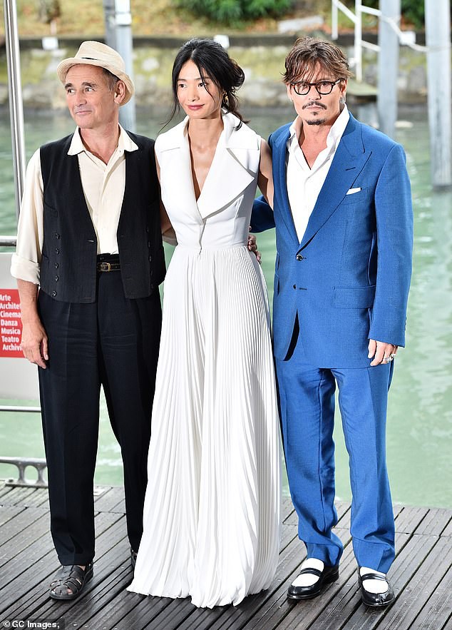 “Cướp biển” Johnny Depp bảnh bao tại LHP Venice - Ảnh 3.