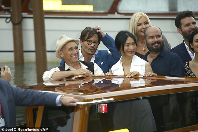 “Cướp biển” Johnny Depp bảnh bao tại LHP Venice - Ảnh 4.