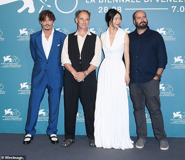 “Cướp biển” Johnny Depp bảnh bao tại LHP Venice - Ảnh 8.