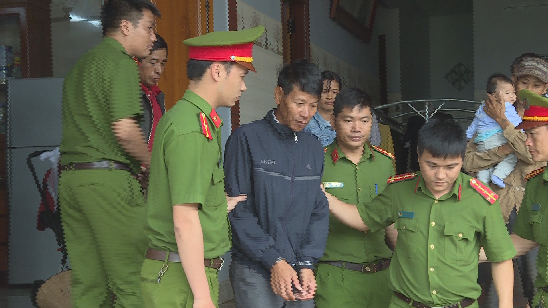 Bắt chủ doanh nghiệp đồ gỗ chứa nhiều gỗ lậu
