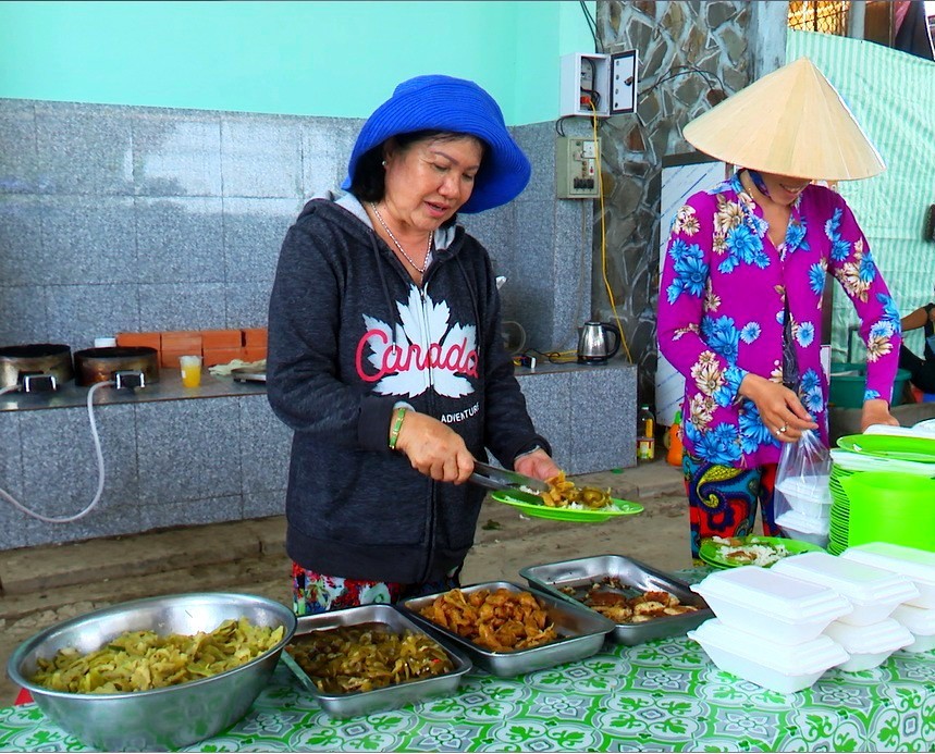 Ấm l&ograve;ng những bữa ăn 0 đồng ở đất Sen hồng - Ảnh 4.