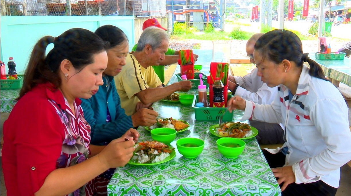 Ấm lòng những bữa ăn 0 đồng ở đất Sen hồng