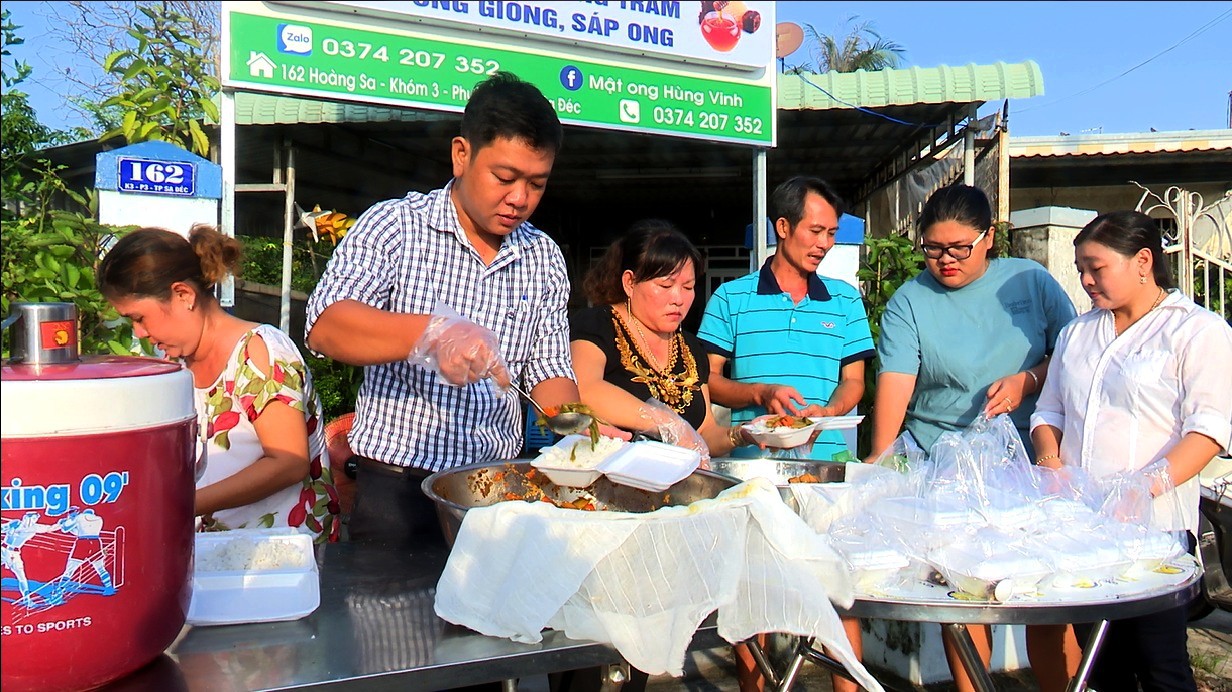 Ấm l&ograve;ng những bữa ăn 0 đồng ở đất Sen hồng - Ảnh 2.