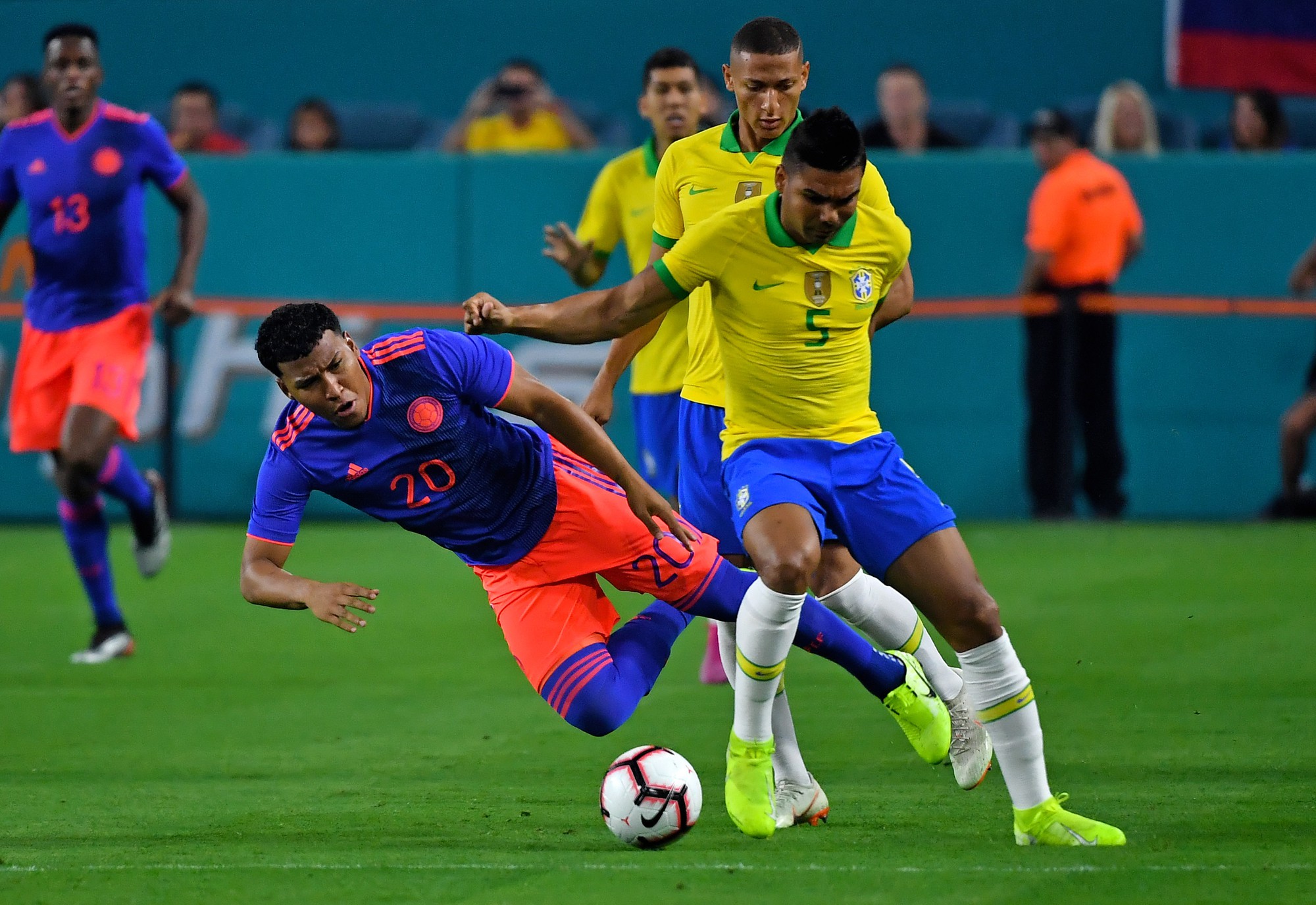 Neymar t&aacute;i xuất v&agrave; ghi b&agrave;n, Brazil h&ograve;a th&oacute;t tim Colombia - Ảnh 7.