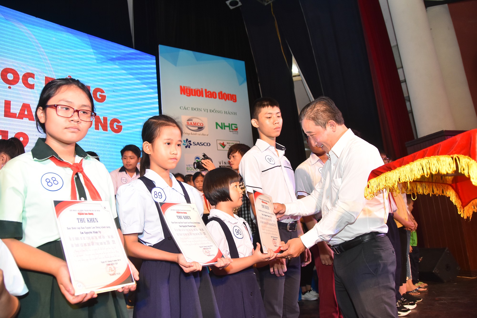 Chương trình “Học bổng Báo Người Lao Động”: Sẻ chia ấm áp - Ảnh 5.