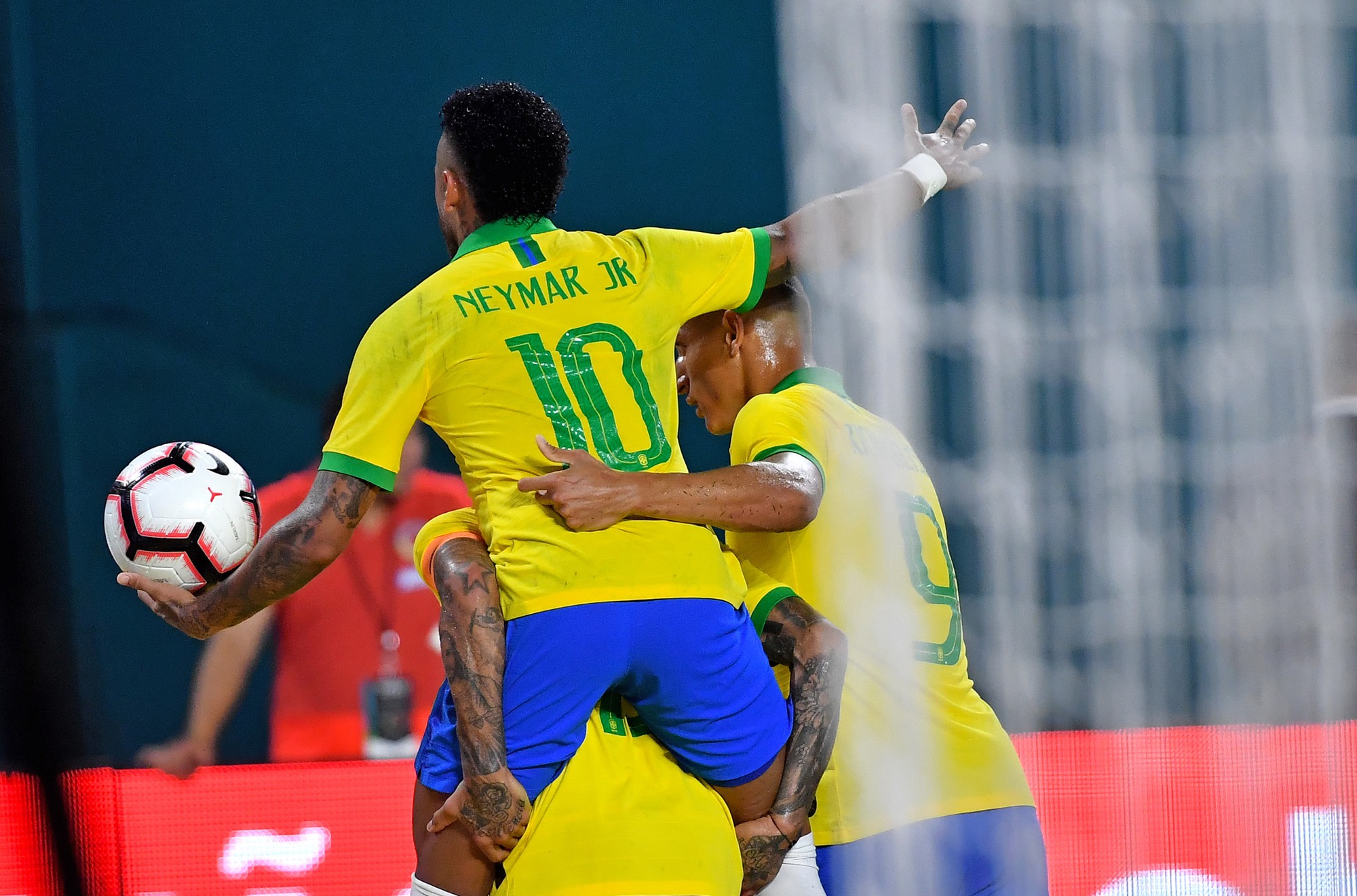 Neymar t&aacute;i xuất v&agrave; ghi b&agrave;n, Brazil h&ograve;a th&oacute;t tim Colombia - Ảnh 6.