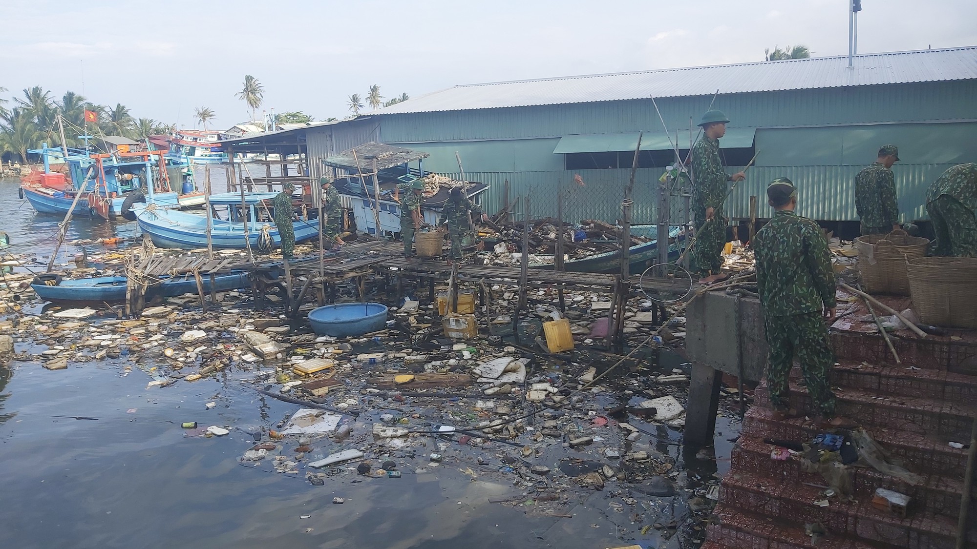 Hơn 8.200 người tham gia dọn vệ sinh "Ngày Vì môi trường Phú Quốc"