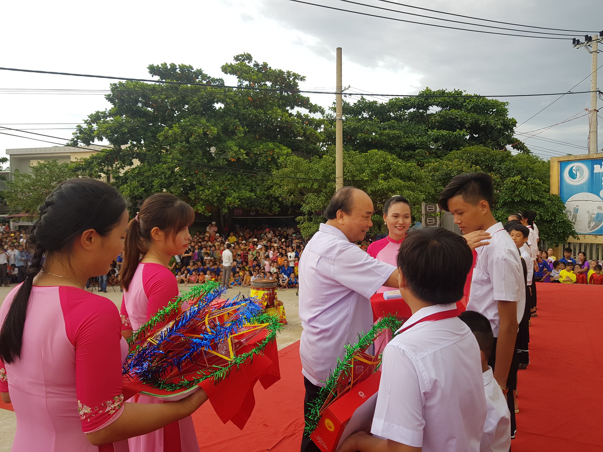 Thủ tướng Nguyễn Xu&acirc;n Ph&uacute;c vui Tết Trung thu c&ugrave;ng trẻ em Quảng Nam - Ảnh 1.