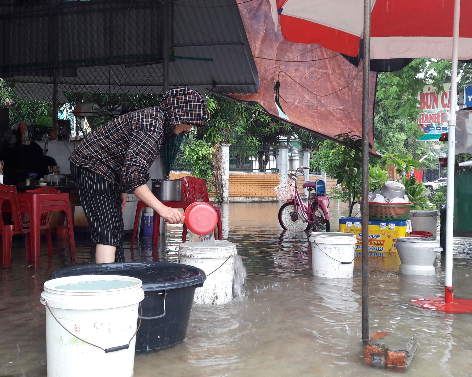 Bị cắt nước, bệnh viện phải d&ugrave;ng nước mưa - Ảnh 1.