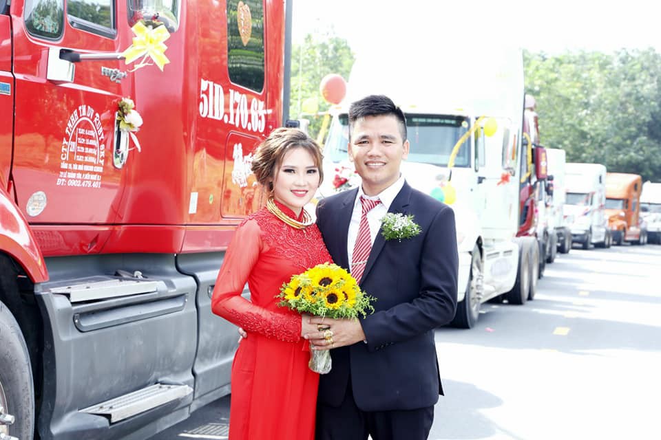 Chú rể chơi sốc, rước dâu bằng đoàn xe đầu kéo container