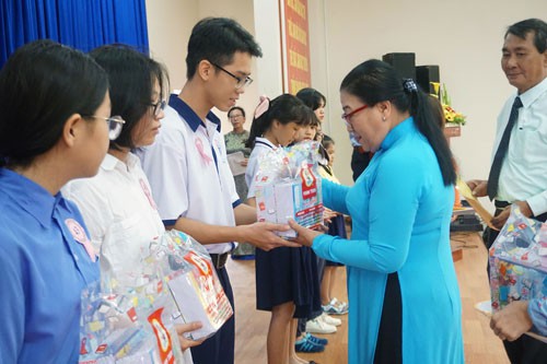 Tiếp sức con giáo viên khó khăn tới trường