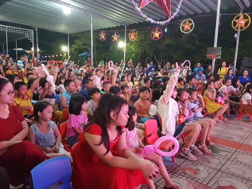 Tổ chức vui trung thu cho con công nhân có hoàn cảnh khó khăn