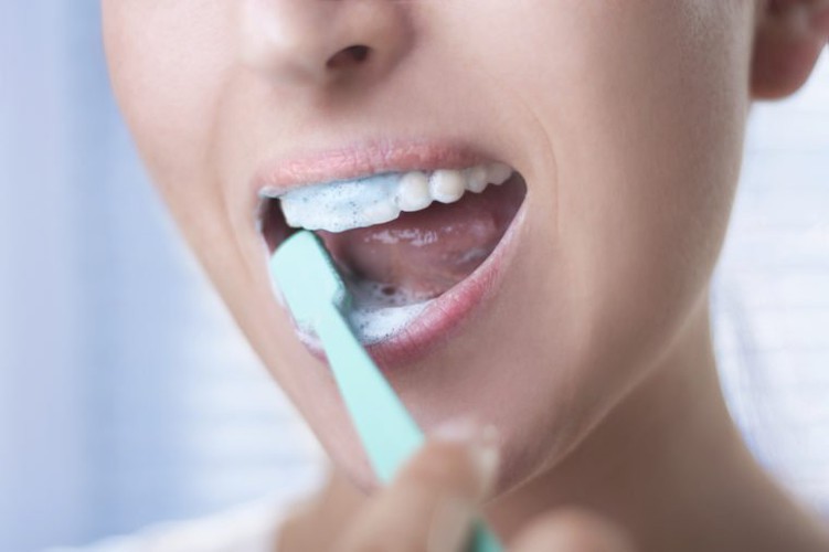 9 mẹo trị hơi thở “bốc mùi” hiệu quả tức thì