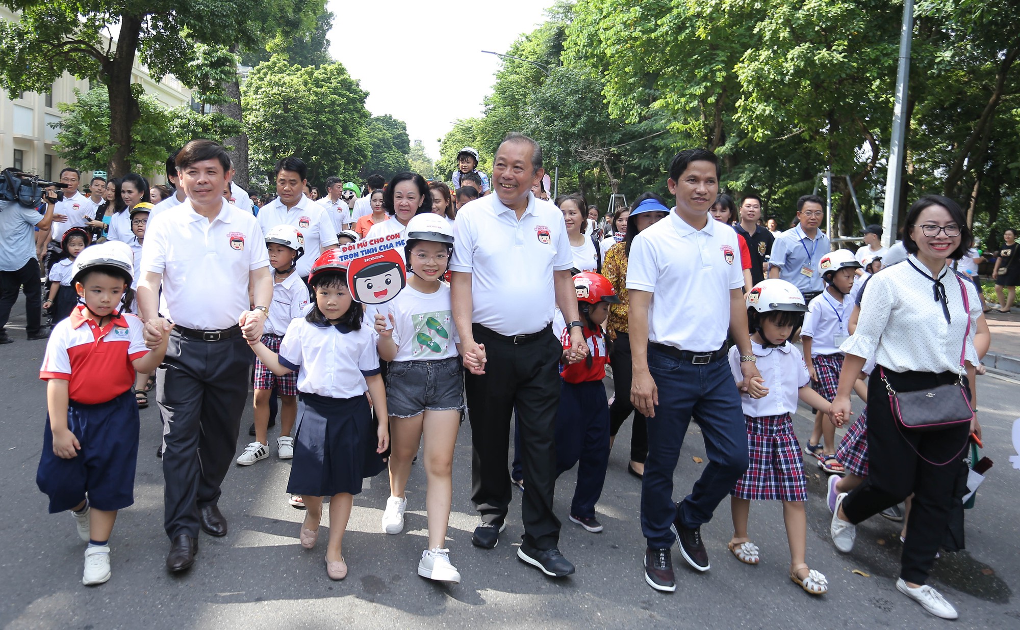 Phó Thủ tướng Trương Hòa Bình cùng 3.000 học sinh đi bộ vận động "Đội mũ bảo hiểm cho trẻ em"