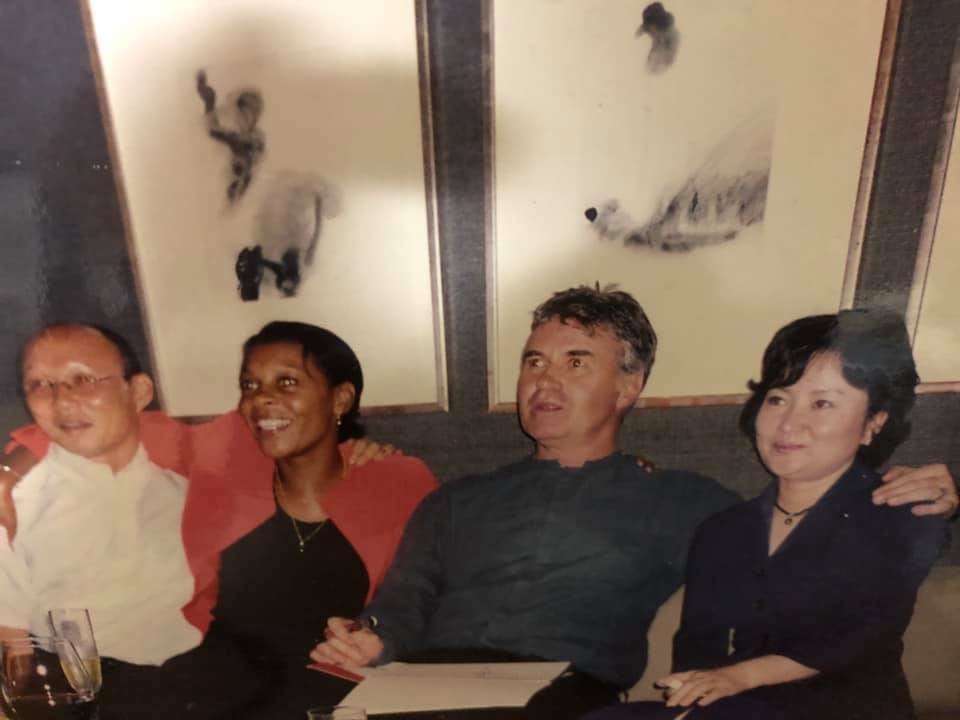 HLV Park Hang-seo bật kh&oacute;c khi t&aacute;i ngộ sếp cũ Guus Hiddink - Ảnh 2.