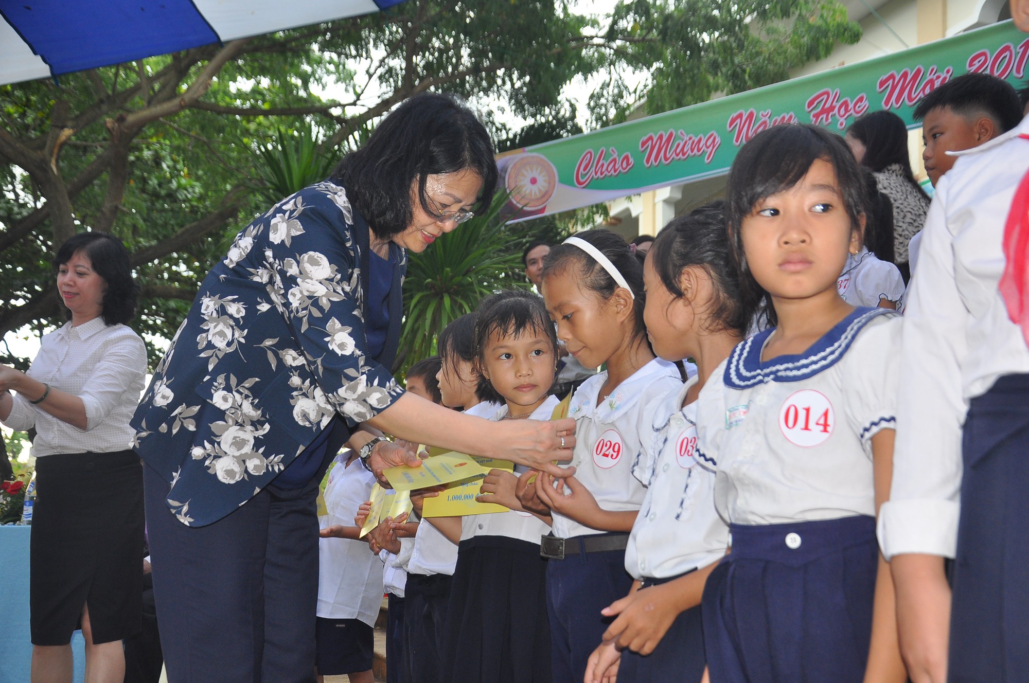 Thủ tướng Nguyễn Xu&acirc;n Ph&uacute;c vui Tết Trung thu c&ugrave;ng trẻ em Quảng Nam - Ảnh 4.