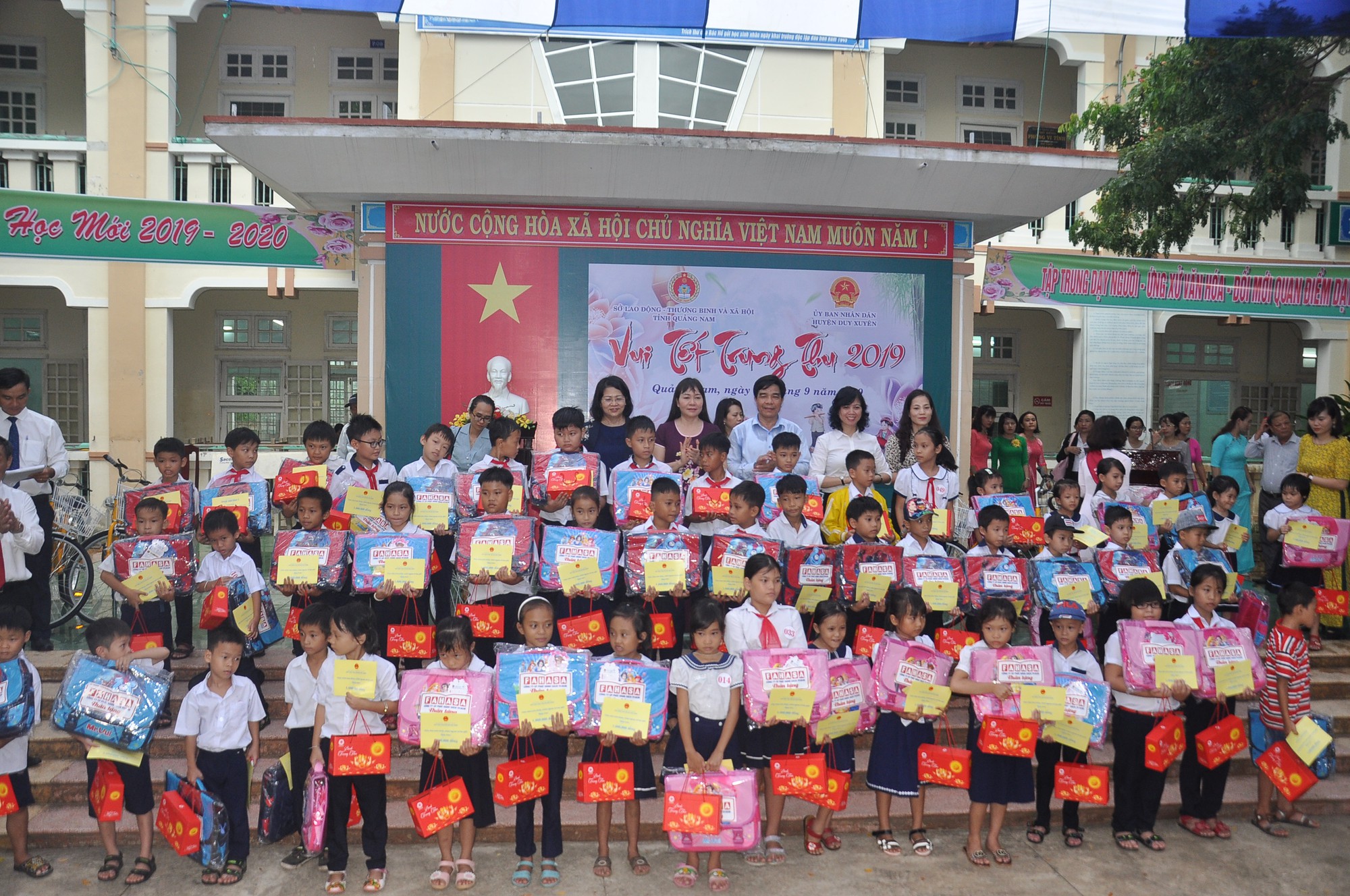 Thủ tướng Nguyễn Xu&acirc;n Ph&uacute;c vui Tết Trung thu c&ugrave;ng trẻ em Quảng Nam - Ảnh 5.