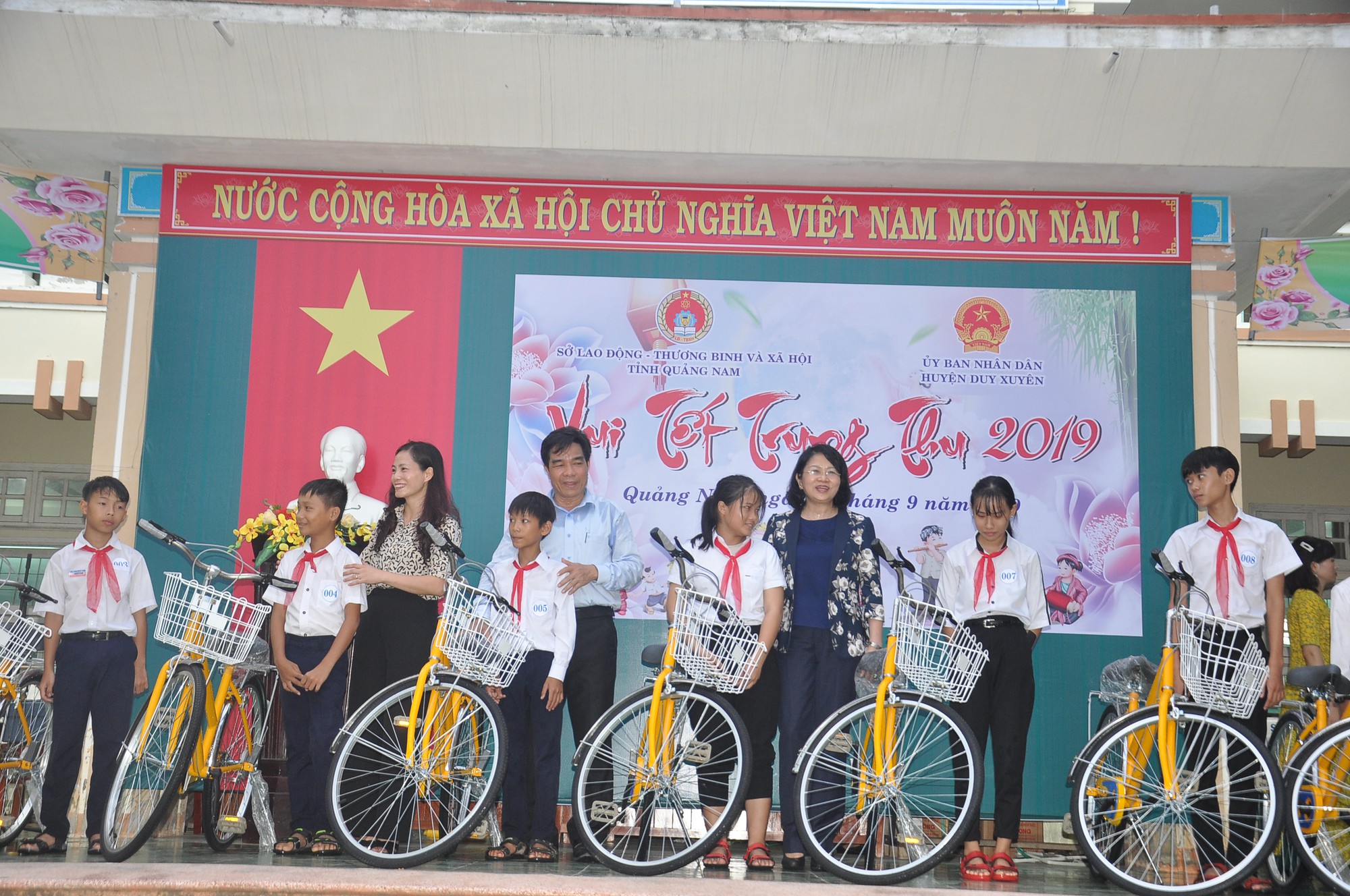 Thủ tướng Nguyễn Xu&acirc;n Ph&uacute;c vui Tết Trung thu c&ugrave;ng trẻ em Quảng Nam - Ảnh 3.