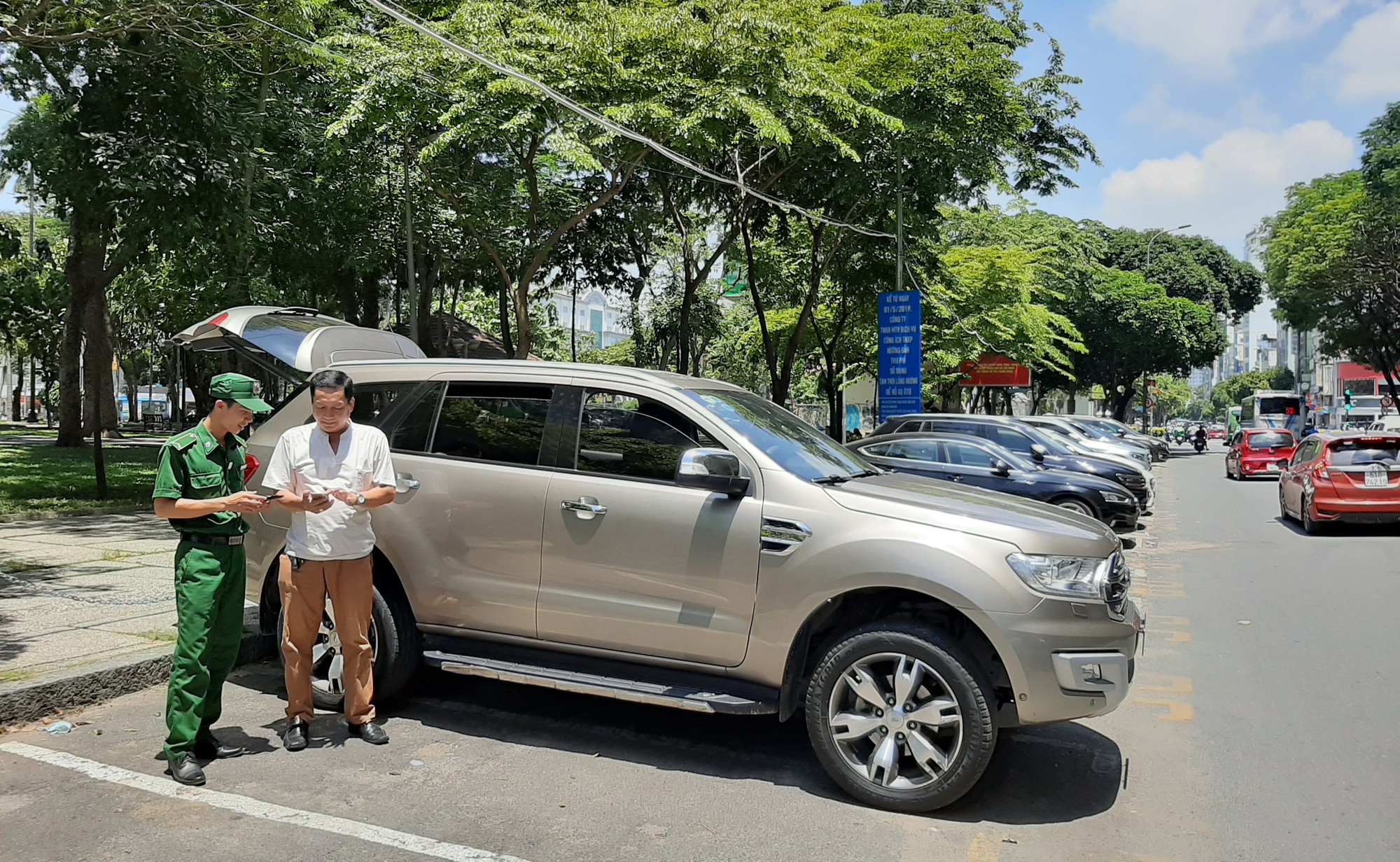 Mở rộng thu phí ôtô đậu dưới lòng đường toàn địa bàn TP HCM - Ảnh 2.