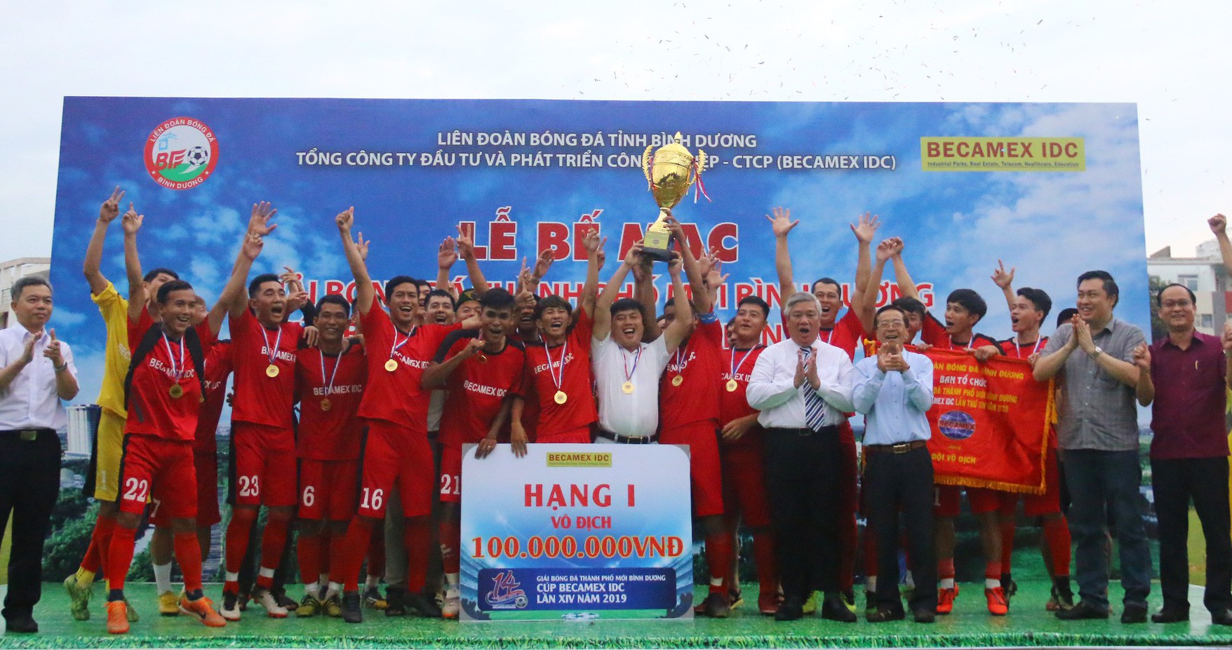 CLB Hoàng Gia đăng quang giải bóng đá thành phố mới Bình Dương 2019