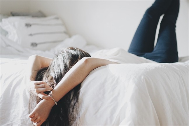 Giật m&igrave;nh ng&oacute; lại đời sống gối chăn v&igrave; c&acirc;u chuyện &aacute;o mưa - Ảnh 2.