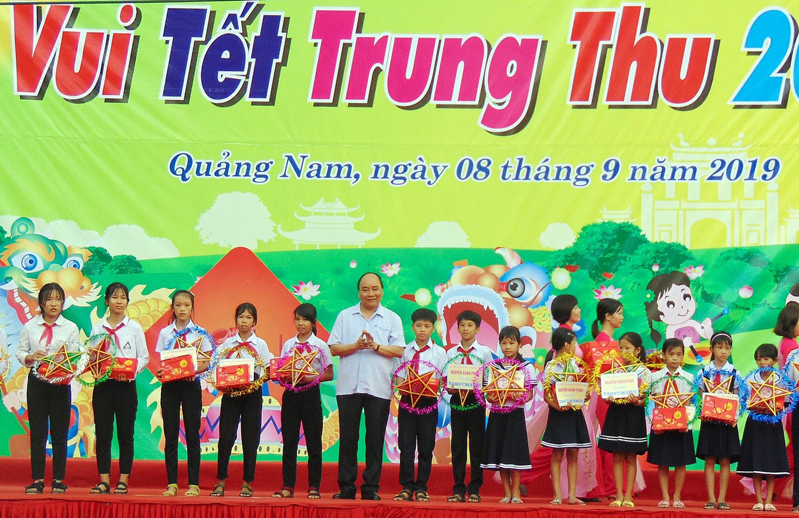 Thủ tướng Nguyễn Xuân Phúc vui Tết Trung thu cùng trẻ em Quảng Nam