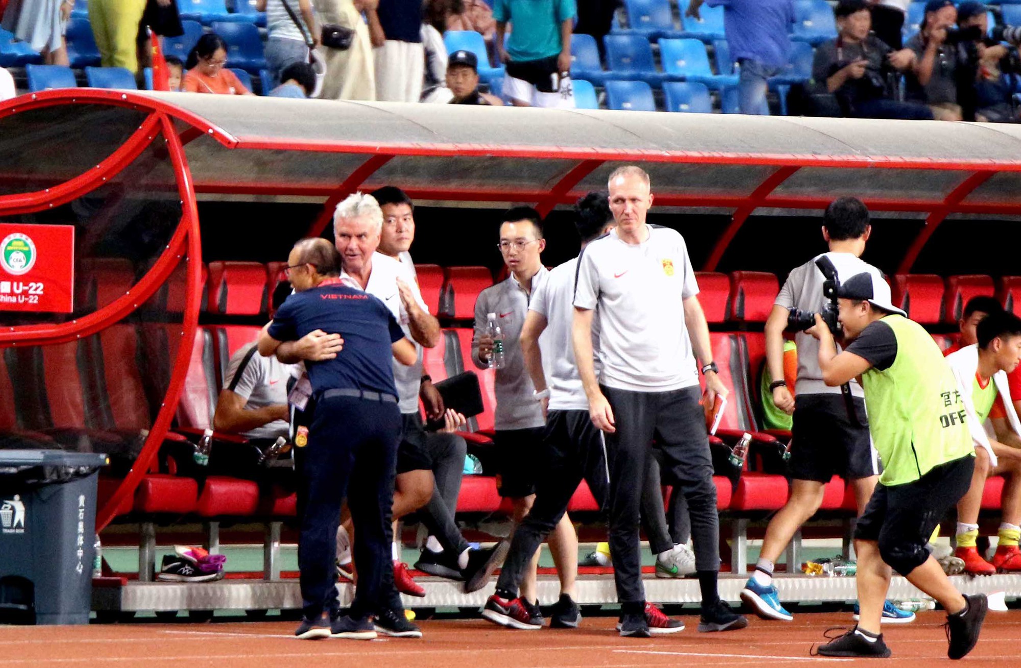 HLV Guus Hiddink nói gì sau khi để thua "đàn em" Park Hang-seo?