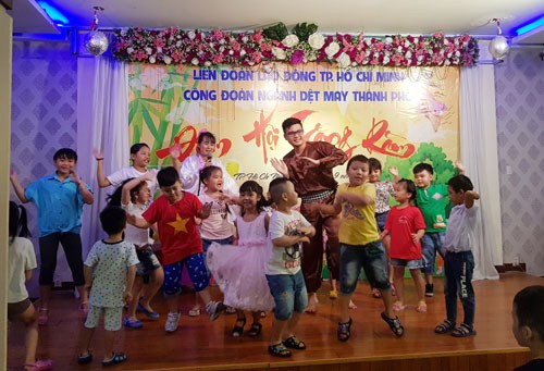 Con công nhân dệt may vui "Đêm hội trăng rằm"