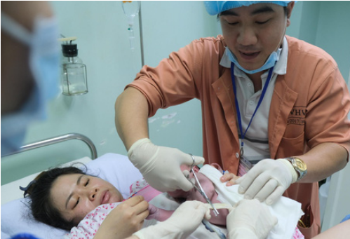 Chồng vào phòng vượt cạn cùng vợ thời khắc giao thừa