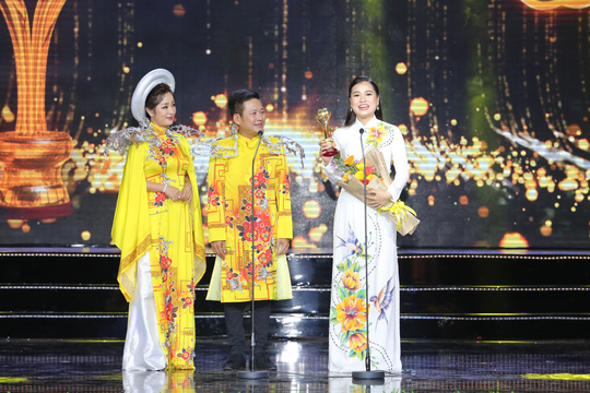 Vợ chồng L&acirc;m Vỹ Dạ lao v&agrave;o v&ograve;ng tay fan mừng Mai V&agrave;ng - Ảnh 3.